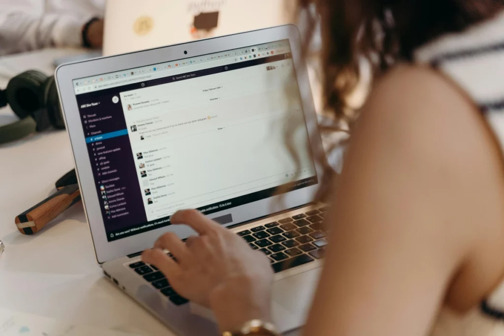 Cara Menulis Email Bahasa Inggris dengan Lampiran File