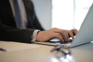 pegawai menuliskan email undangan rapat