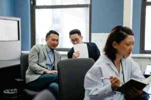 rekan kerja membicarakan topik sensitif di kantor