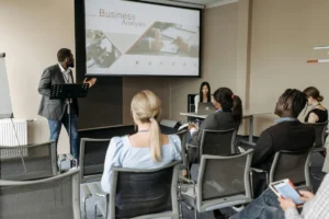 empoloyee giving presentation in English