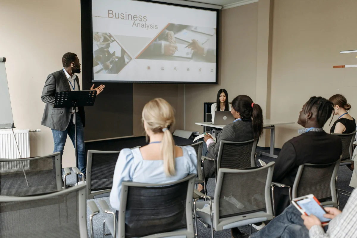 empoloyee giving presentation in English