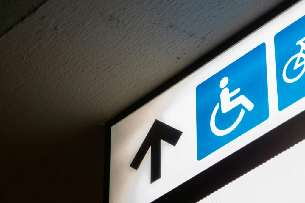 Dalam industri hospitality yang berstandar internasional, kemampuan berkomunikasi dengan tepat kepada guests with disabilities atau guests with specific needs menjadi indikator profesionalisme sebuah hotel.
