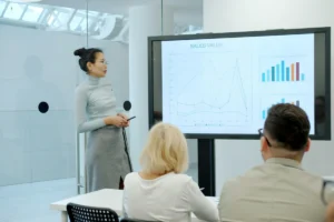 Dalam presentasi profesional, terutama di lingkungan bisnis, tidak semua informasi memiliki bobot yang sama. Ada data kunci, ada insight strategis, dan ada rekomendasi yang harus benar benar tertanam di benak pendengar.