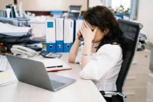 Menjelaskan kendala pengerjaan tugas kerja dalam bahasa inggris dengan jelas adalah skill yang diperlukan dalam lingkungan bisnis internasional