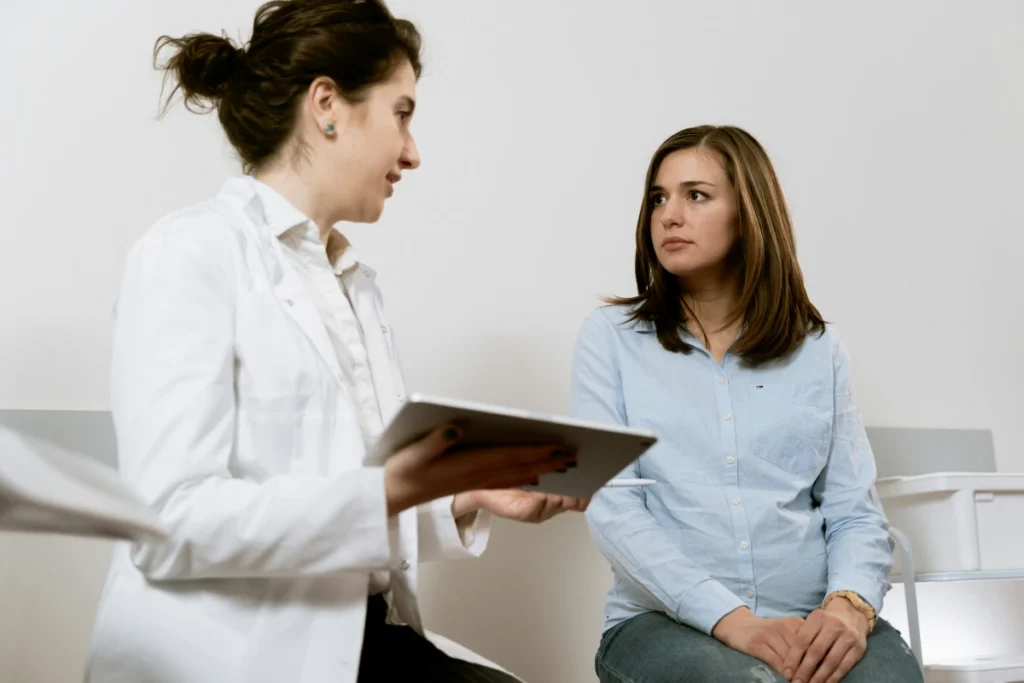 Dalam situasi medical follow up, fokus bukan hanya pada diagnosis, tetapi pada evaluasi perkembangan kondisi, efektivitas pengobatan, serta rencana perawatan berikutnya.