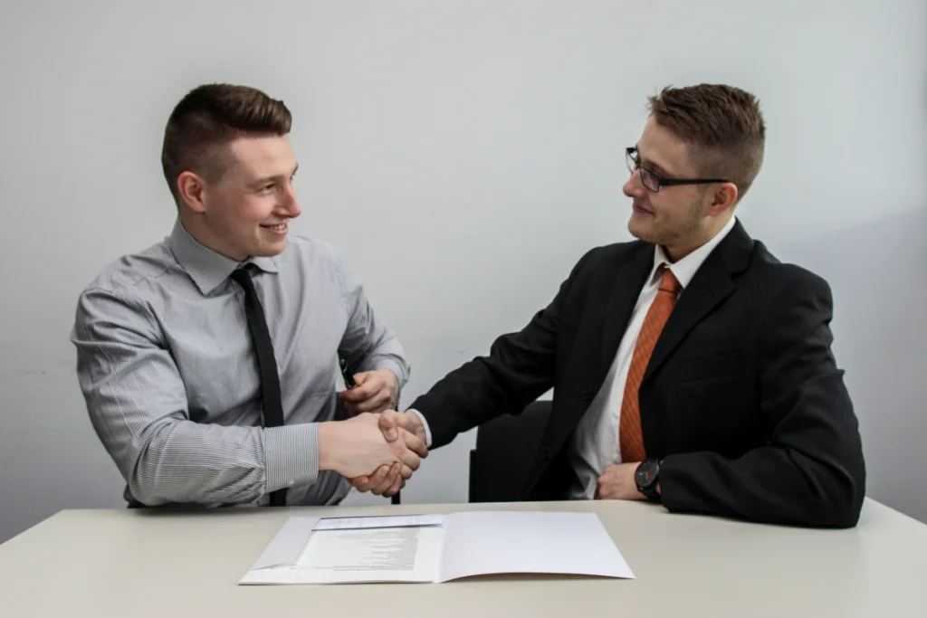 Memperkenalkan rekan bisnis kepada client