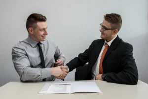 Memperkenalkan rekan bisnis kepada client
